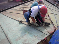 Vyčištění usazenin ze střešního pláště při zachování patiny